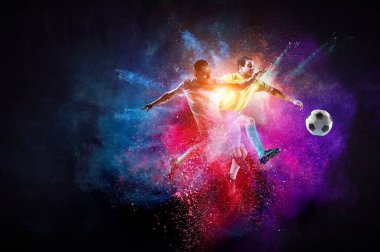 Futbol oynayan çocuk topa vuruyor