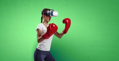 Genç kadın boks yapıyor. - Evet. Karışık ortam