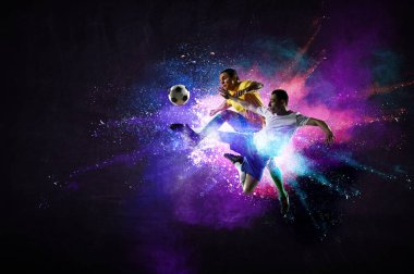 Futbol oynayan çocuklar topa vuruyor