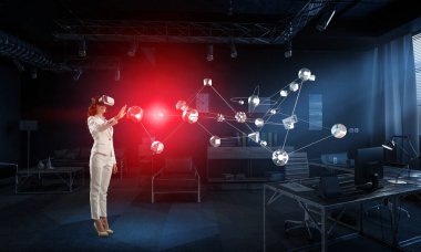 Sanal gerçeklik gözlüğü takan kadın