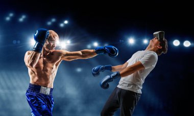 Genç adam boks yapıyor. - Evet. Karışık ortam