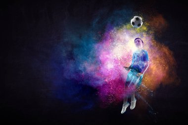 Futbol oynayan çocuk topa vuruyor