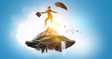 Şemsiyeyle yürüyen genç iş kadını