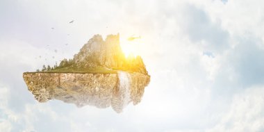 Dağların tepesinde kar. Karışık ortam