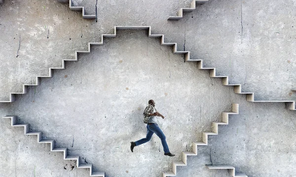 Üst katta yürüyen bir iş adamı resmi — Stok fotoğraf