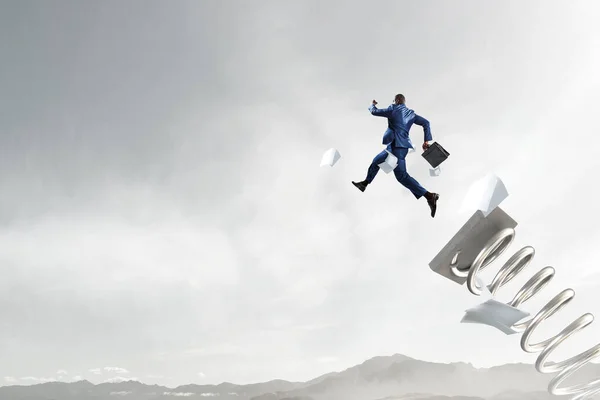 Geschäftsmann springt auf Sprungbrett. Gemischte Medien — Stockfoto