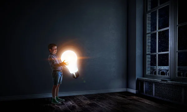 Rapaz com uma lâmpada — Fotografia de Stock