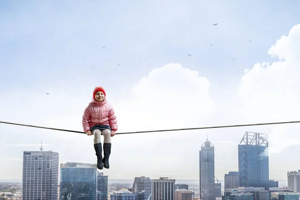 Menina sentada e sonhando com aventuras — Fotografia de Stock