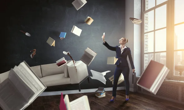 Бизнесмен делает селфи с книгами по всему телу — стоковое фото