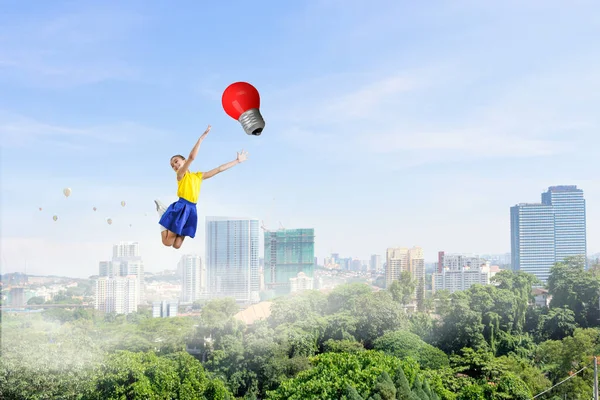 Crianças pulando no céu — Fotografia de Stock