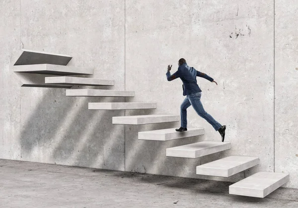 Imagem do empresário andando no andar de cima — Fotografia de Stock