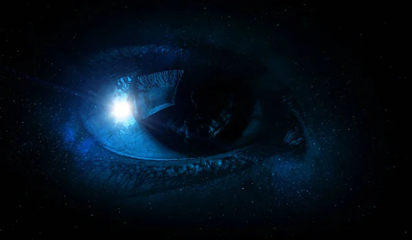 Человеческий глаз и пространство. Элементы этого изображения предоставлены НАСА. — стоковое фото