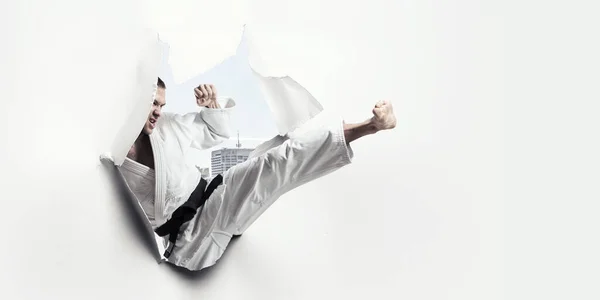 Giovane maschio che pratica karate. Mezzi misti — Foto Stock