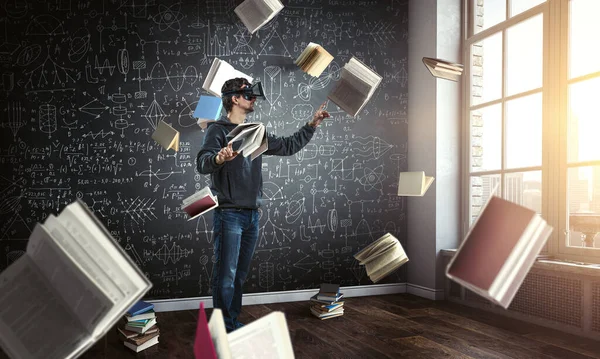 Mann med virtuelle virkelighetsbriller – stockfoto