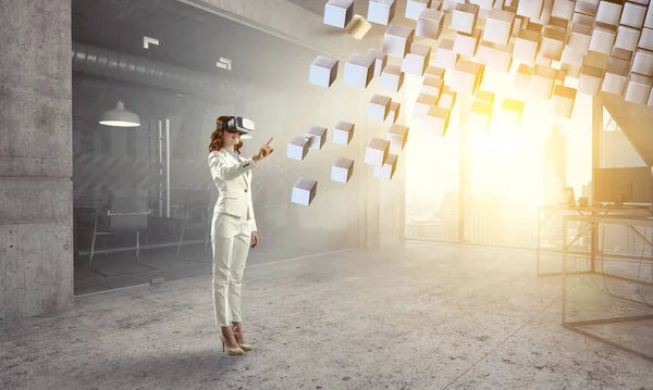 Vrouw met een virtual reality bril — Stockfoto