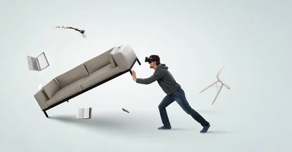 Homem vestindo óculos de realidade virtual — Fotografia de Stock