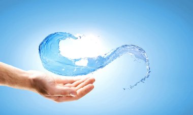 Su sıçratan eller. Karışık ortam