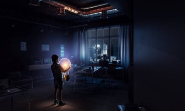 Ampul tutan bir çocuk