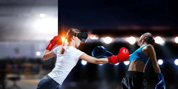 Νεαρή γυναίκα πυγμαχία σε γυαλιά VR — Φωτογραφία Αρχείου