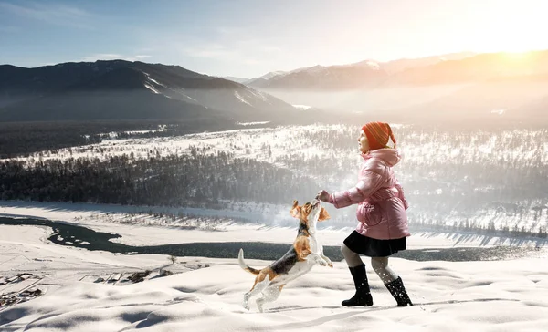 Meisje wandelen met een hond in de winter — Stockfoto