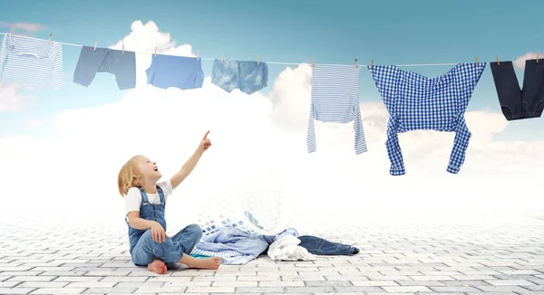 Menina feliz com roupas lavadas — Fotografia de Stock