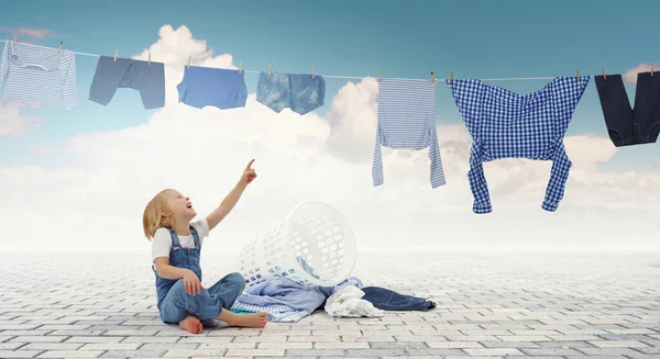 Menina feliz com roupas lavadas — Fotografia de Stock