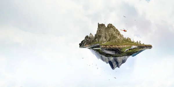 Landschaft mit in der Luft schwebenden Bergen — Stockfoto