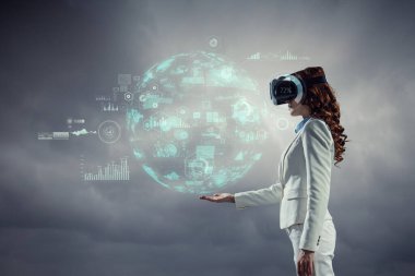 Sanal gerçeklik gözlüğü takan kadın