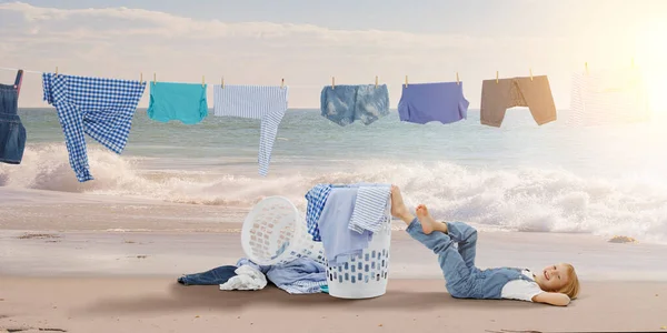 Boldog kislány mosott ruhákkal. — Stock Fotó
