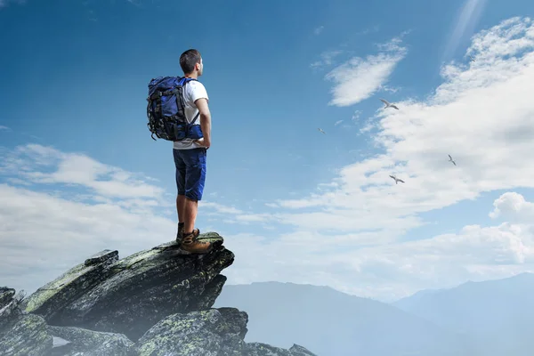 Jovem viajante explorando o conceito de mundo — Fotografia de Stock