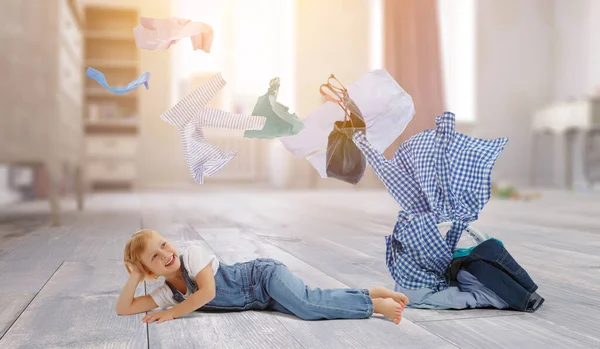 Niña feliz con ropa lavada — Foto de Stock