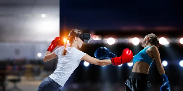 Νεαρή γυναίκα πυγμαχία σε γυαλιά VR — Φωτογραφία Αρχείου