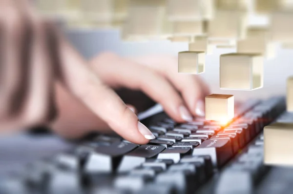 Mains d'une jeune femme au clavier — Photo