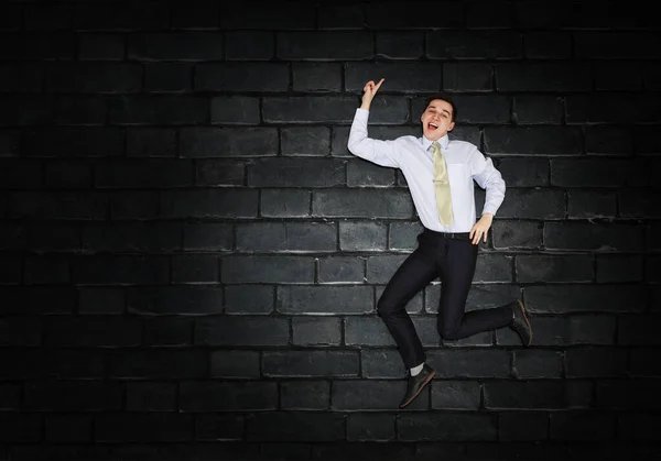 Zakenman tegen een donkere achtergrond. Gemengde media — Stockfoto