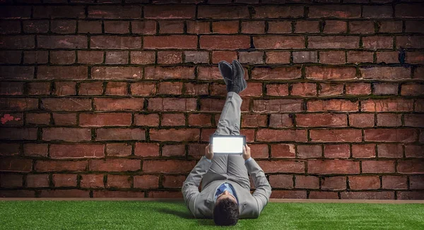 Affärsman slappna av med benen upp på väggen — Stockfoto