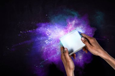 Sihirli hediye kutusu görüntüsü. Karışık ortam