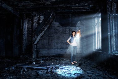 Elinde fener tutan genç bir kadın.