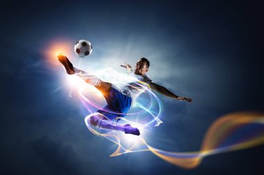 Stadyumdaki futbolcu iş başında. Karışık ortam