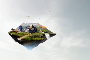 Genç gezgin dünya konseptini keşfediyor.