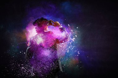 Adam sanal gerçeklik gözlüğü takıyor.