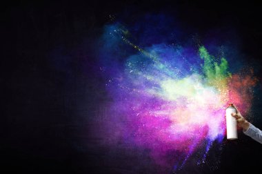 İş kadını boya sıkıyor. Karışık ortam