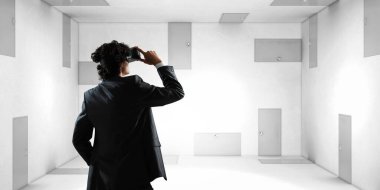 Adam sanal gerçeklik gözlüğü takıyor.