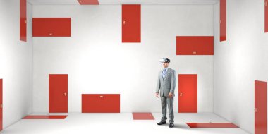 Adam sanal gerçeklik gözlüğü takıyor.