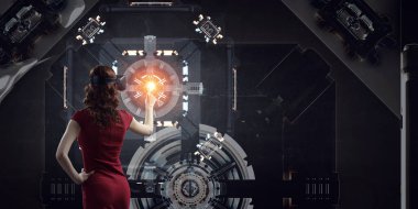 Sanal gerçeklik gözlüğü takan kadın