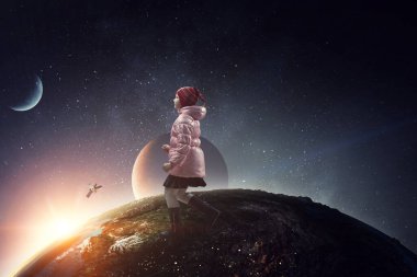 Küçük kız gece yalnız yürüyor.