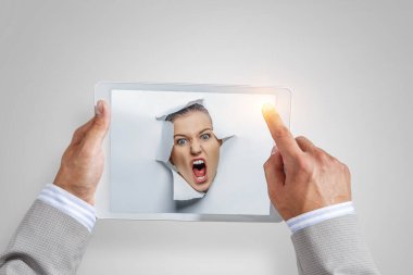 Erkek yüzü kağıttaki delikten geçiyor