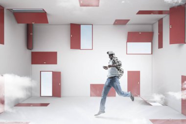 Adam sanal gerçeklik gözlüğü takıyor.