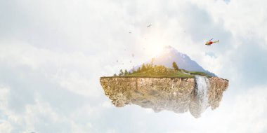 Summer Mountain Hills manzarası ve bulutlu gökyüzü. Karışık ortam