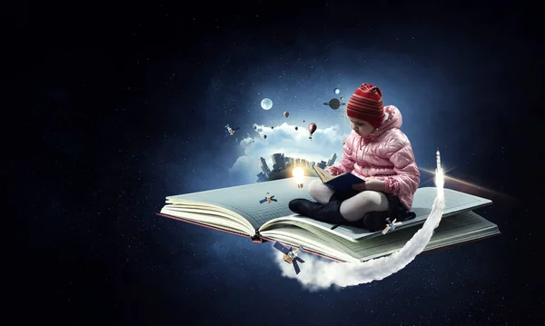 Bambina che legge un libro — Foto Stock