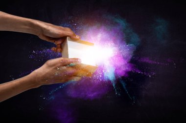 Sihirli hediye kutusu görüntüsü. Karışık ortam